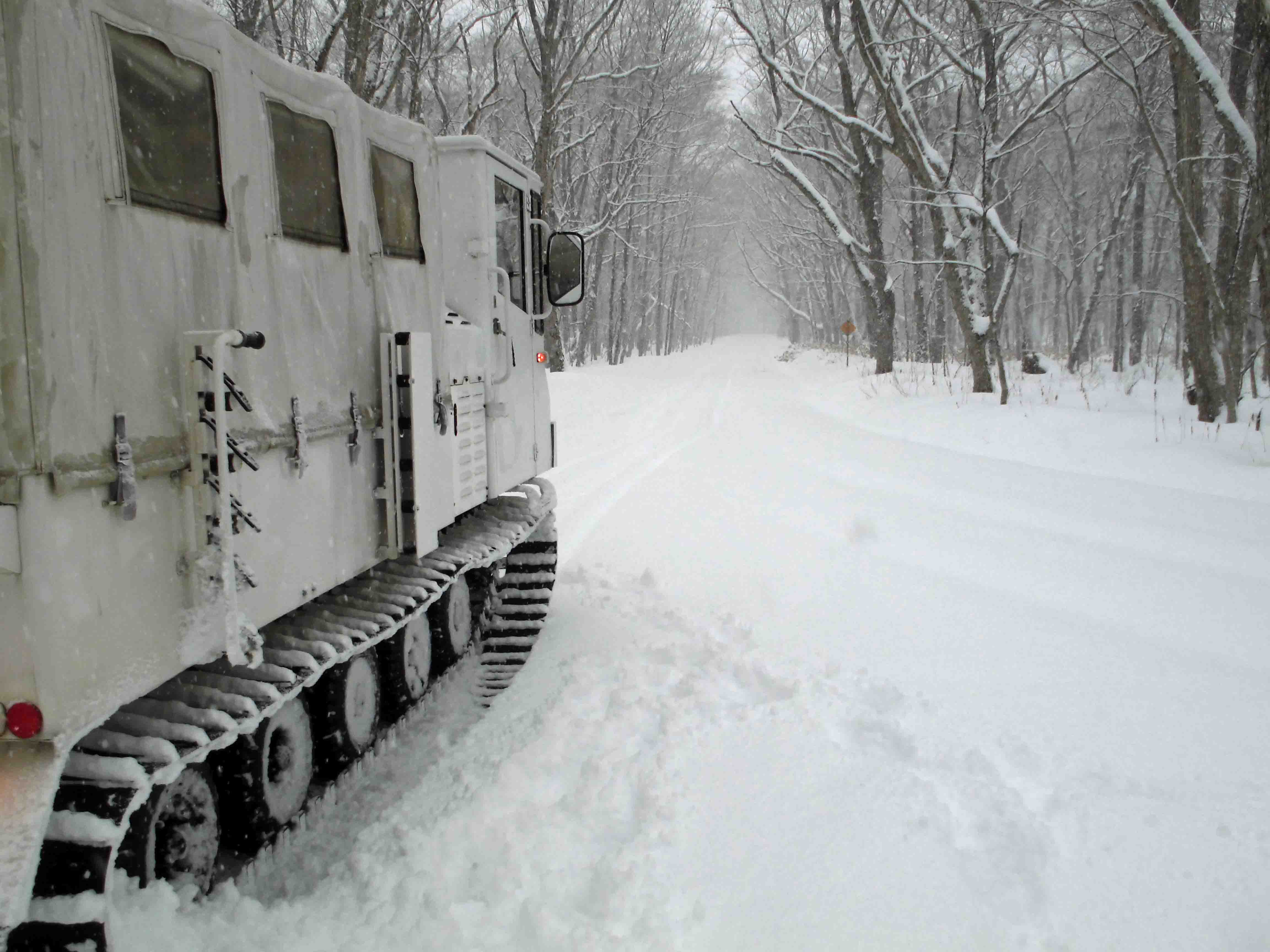 陸上自衛隊第１１普通科連隊の雪上車でコース整備を行いました。