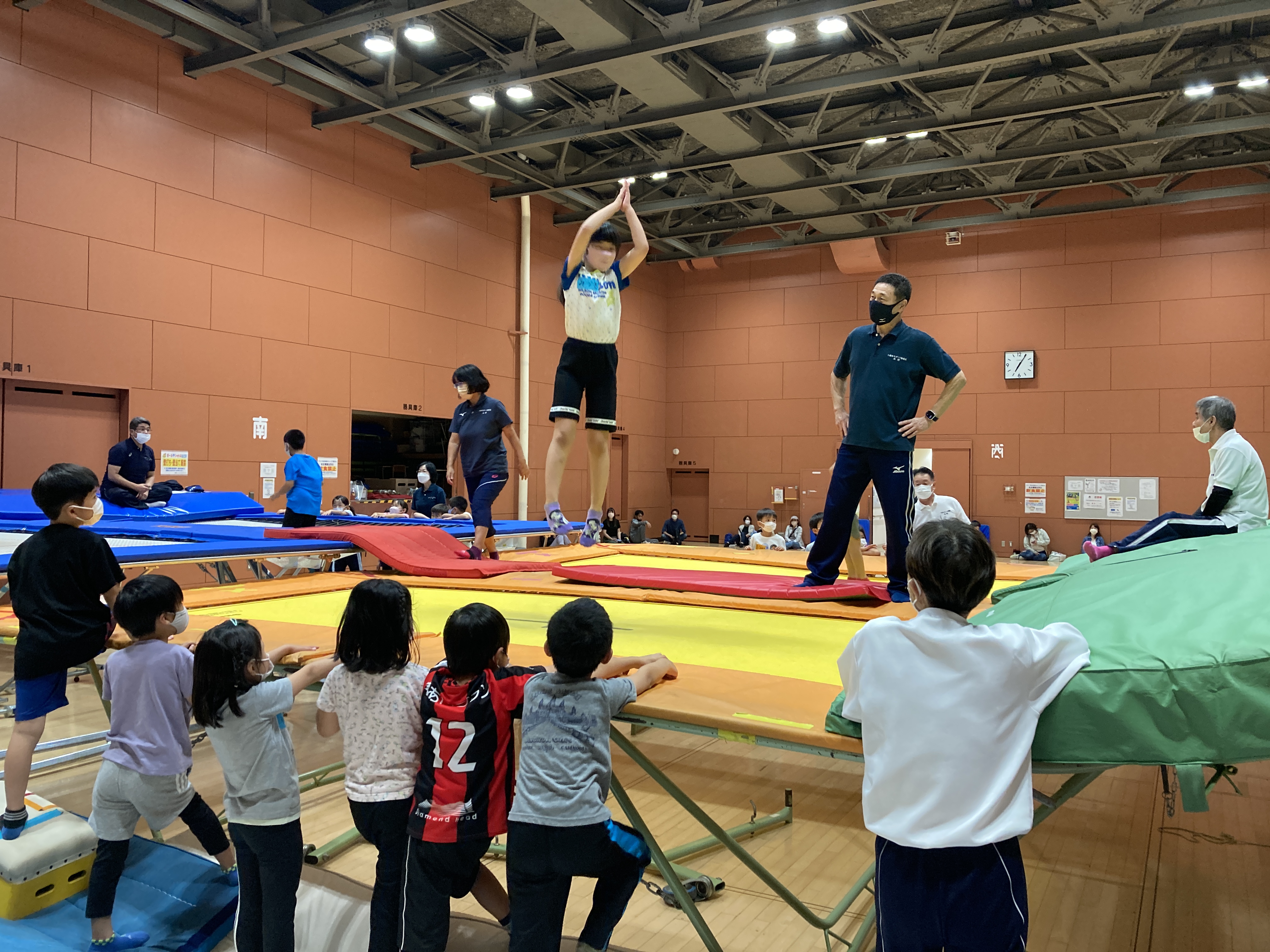 ../img/content/トランポリンで体幹と感覚を培うとともに様々なスポーツを体験し、体育が好きになる教室です。 内容は トランポリン、跳び箱等の小学校体育種目、種々のスポーツ体験です。 